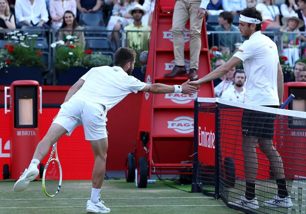 Taylor Fritz se disculpa con Corentin Moutet tras darle un pelotazo en la cara (Getty Images).