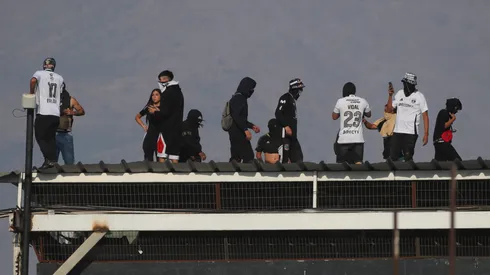 Colo Colo se aburrió de los hinchas que se suben al techo del Estadio Monumental.