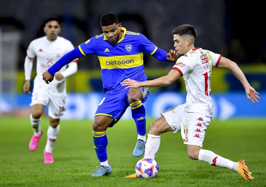 Guillermo Soto marca a Frank Fabra de Boca Juniors. (Marcelo Endelli/Getty Images).