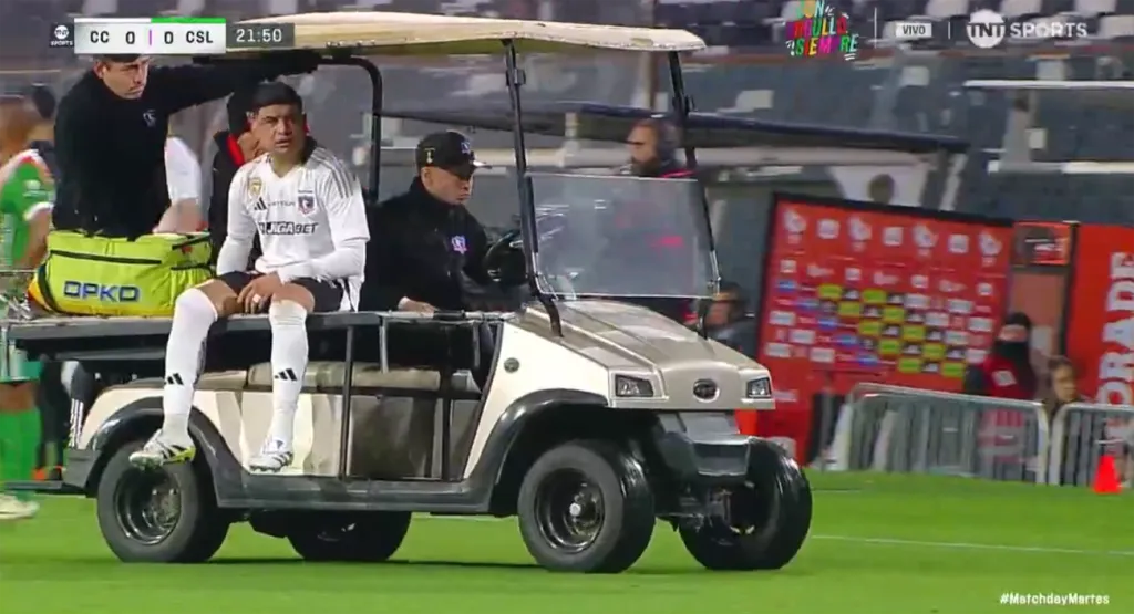 Aquino salió lesionado en Colo Colo y lo reemplazó Tomás Alarcón. (Foto: captura TNT Sports)