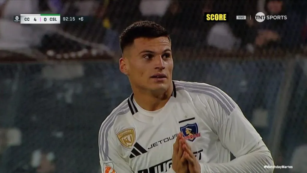 Lucas Cepeda les hizo varios gestos a los hinchas de Colo Colo. Este fue uno. (Captura TNT Sports).