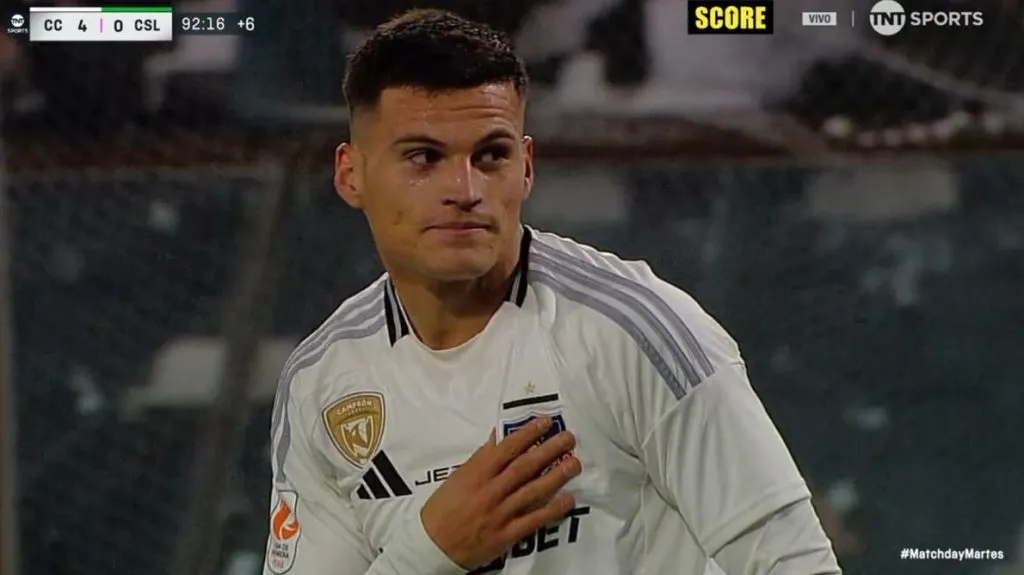 Lucas Cepeda y uno de los tiernos gestos tras su gol ante Cobresal. (Captura TNT Sports).