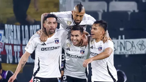Isla, Vidal, Pizarro y Vegas celebran el primer gol de Colo Colo ante Cobresal.