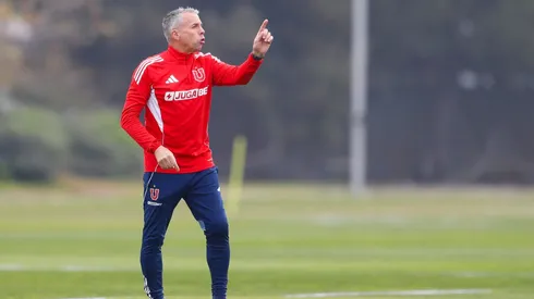 Gustavo Álvarez debe tomar importantes decisiones con su defensa.