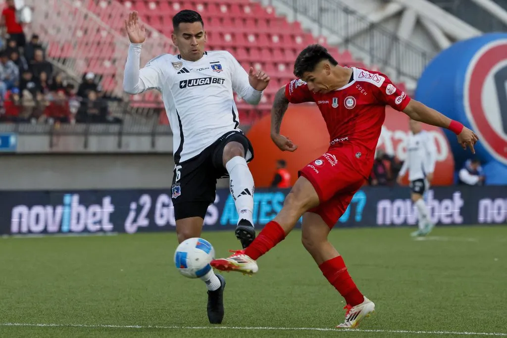 Sebastián Vegas ante Ignacio Mesías en el partido de Colo Colo vs La Calera. (Andres Pina/Photosport).