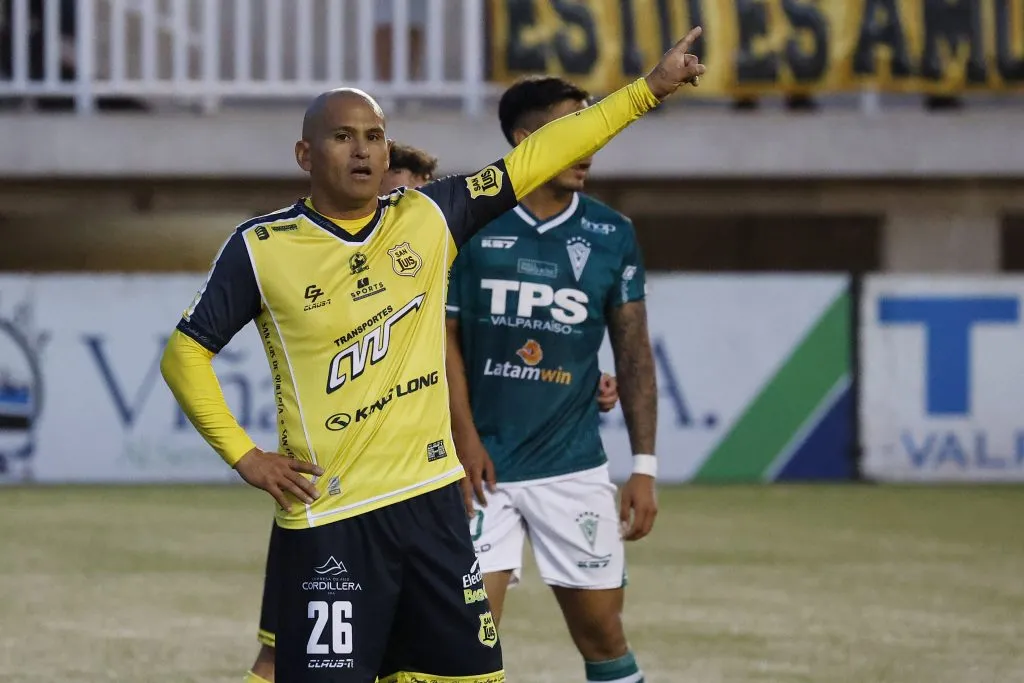 Humberto Suazo sufrió una grave lesión en su rodilla derecha en San Luis. Foto: Raul Zamora/Photosport