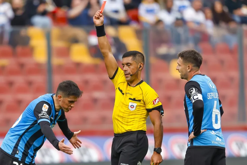 Leandro Díaz intenta defenderse ante el severo Nicolás Gamboa. (Pepe Alvujar/Photosport).
