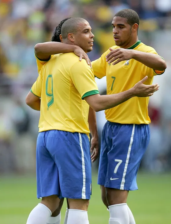 Ronaldo celebrando con Adriano en el año 2006 (Getty Images)