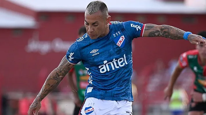 Lamentablemente el paso de Eduardo Vargas por Nacional de Uruguay terminó siendo un fracaso. ¿Estará al nivel si es que llega a Universidad de Chile? | Foto: Photosport.