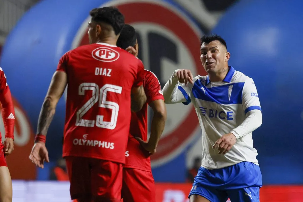 Gary Medel y Christopher Diaz tuvieron un duro cruce en los descuentos del empate entre ambos equipos. Foto: Andres Pina/Photosport.