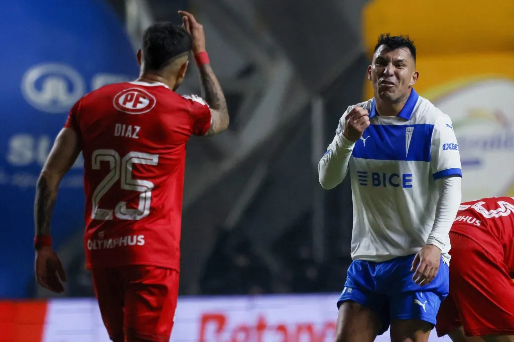 Gary Medel y Christopher Diaz tuvieron un duro cruce y un encontrón de aquellos en los descuentos del empate entre ambos equipos. Foto: Andres Pina/Photosport.