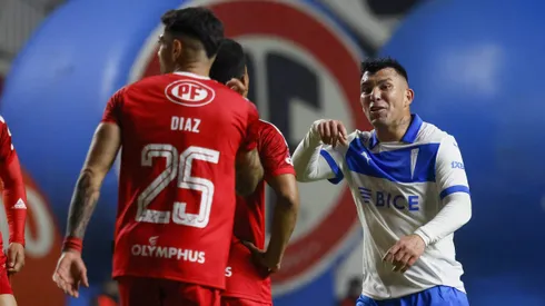 Gary Medel protagoniza un duro momento con un jugador de Unión La Calera.