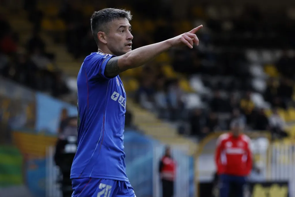 Charles Aránguiz mientras juega en Universidad de Chile ante Coquimbo Unido. Foto: Andres Pina/Photosport