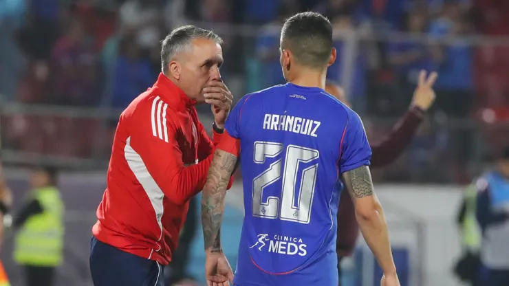 Avisan que Gustavo Álvarez toma una decisión por Charles Aránguiz ante Deportes Iquique.