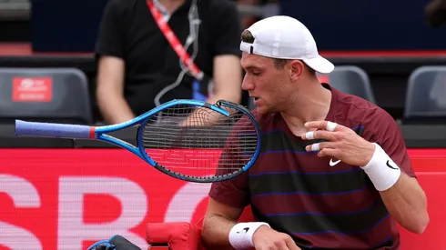 Jack Draper tira su raqueta en Queen's 2025