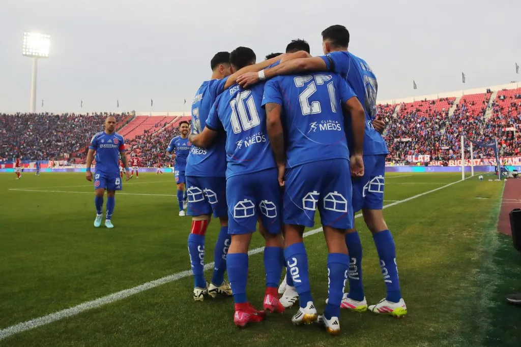 Universidad de Chile podría quedar a un punto de la cima en la Liga de Primera si gana sus dos partidos pendientes. | Foto: Photosport.