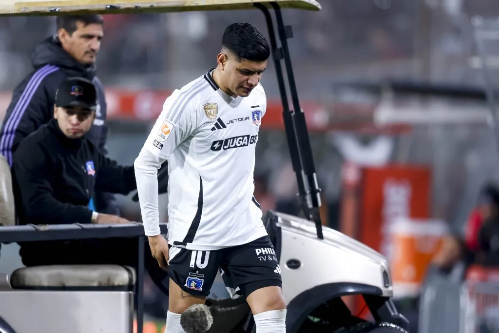 Claudio Aquino salió lesionado en el minuto 22 del duelo de Colo Colo vs Cobresal. Foto: Pepe Alvujar/Photosport