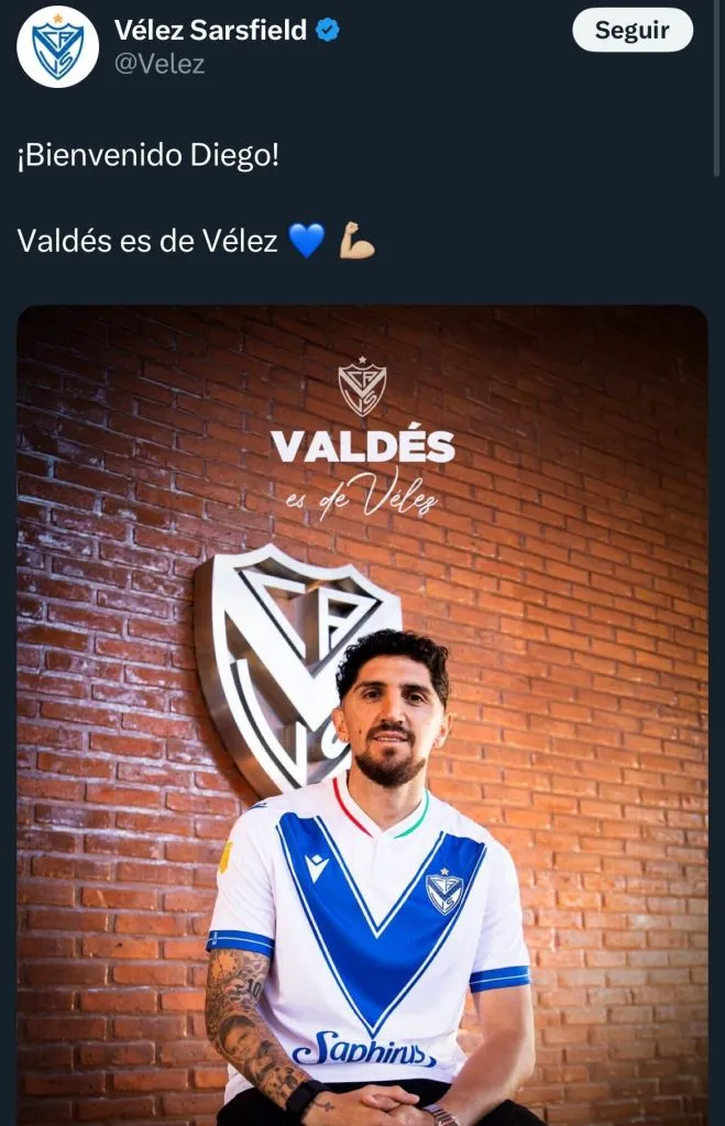 Diego Valdés fue presentado con la camiseta de Vélez Sarsfield. Foto: Vélez.