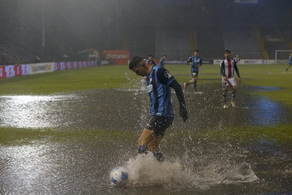 Huachipato vs Palestino se jugó con la cancha bajo el agua. Foto: Marco Vazquez/Photosport