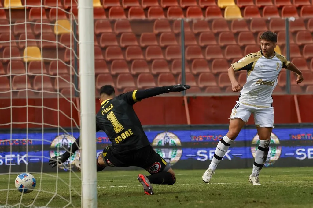 Martín Parra no pudo hacer nada ante una defición exquisita de Nicolás Johansen. (Andres Pina/Photosport).