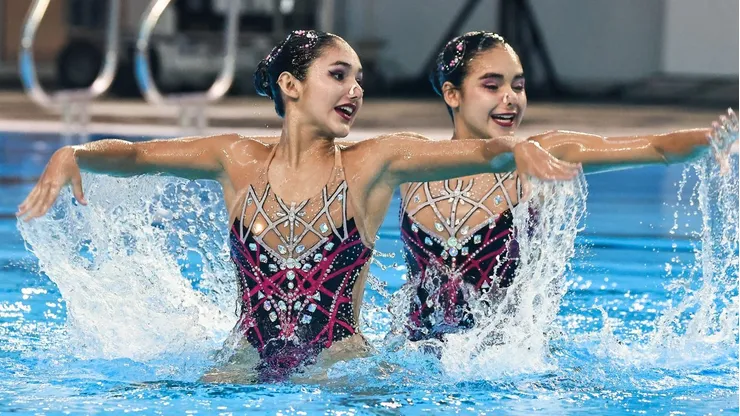 Emilia y Renata Garrido, nadadoras artísticas de 14 años y estudiantes del Colegio Mayor de Peñalolén.