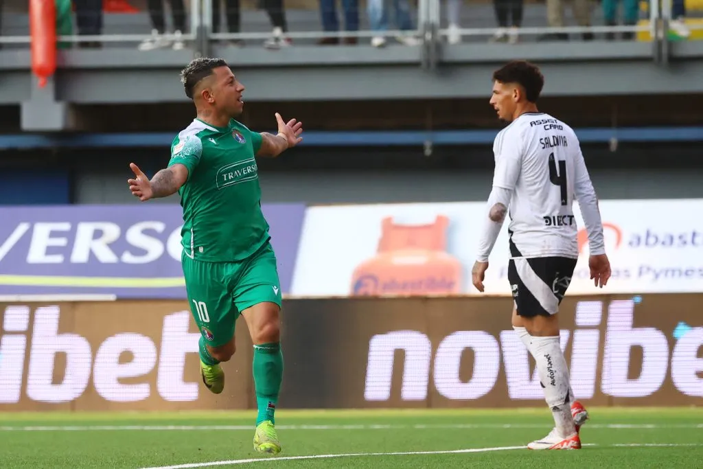 Leonardo Valencia celebró así su golazo luego de un error garrafal de Saldivia. (Jonnathan Oyarzun/Photosport).