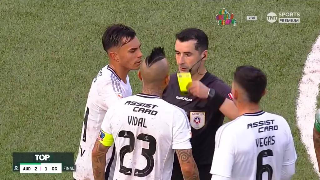 La primera amarilla para Vidal. (Captura TNT Sports).