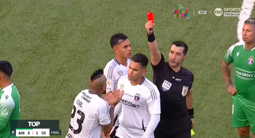 Otra imagen para la expulsión de Arturo Vidal. (Captura TNT Sports).