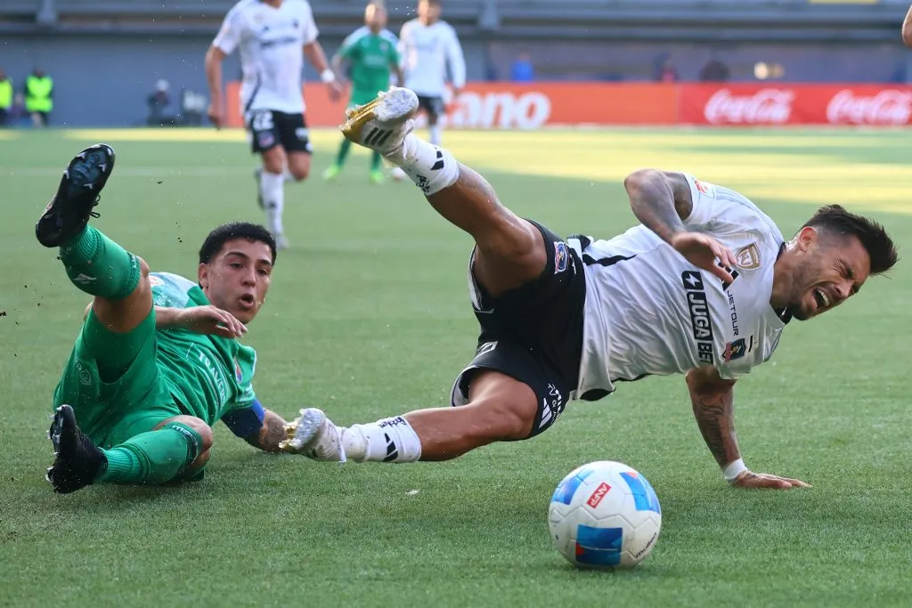 Marcos Bolados lucha un balón con Marco Collao. (Jonnathan Oyarzun/Photosport).