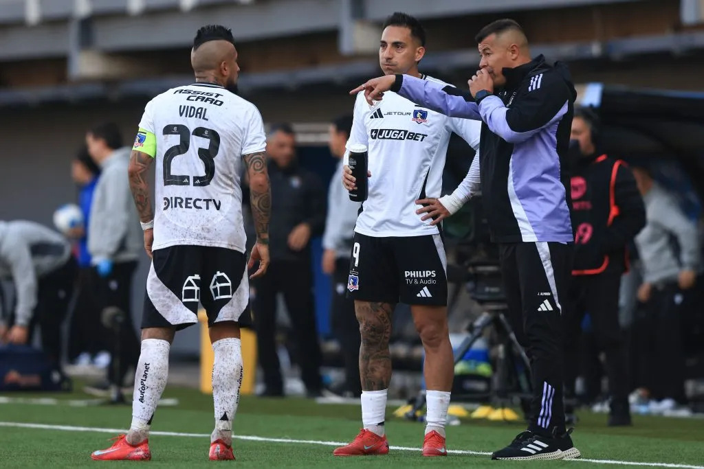 Arturo Vidal junto a Javier Correa y Jorge Almirón en la visita de Colo Colo al Audax Italiano. (Felipe Zanca/Photosport).