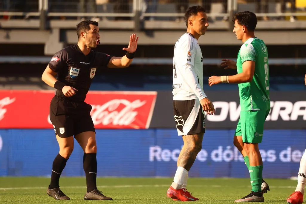 Fernando Véjar expulsó sin titubear a Arturo Vidal. (Jonnathan Oyarzun/Photosport).
