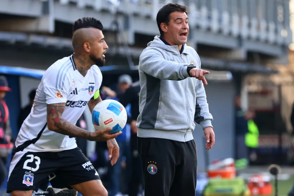 Coto Ribera da indicaciones en el duelo que Audax le ganó a Colo Colo sobre la hora. (Jonnathan Oyarzun/Photosport).