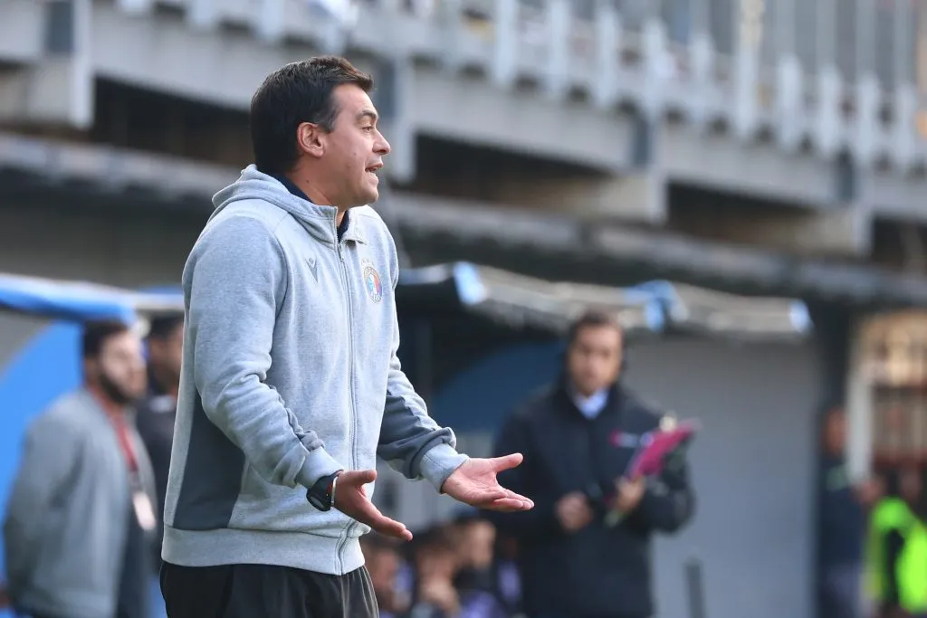 Juan José Ribera se inspiró en Luis Enrique para una decisión clave. (Jonnathan Oyarzun/Photosport).