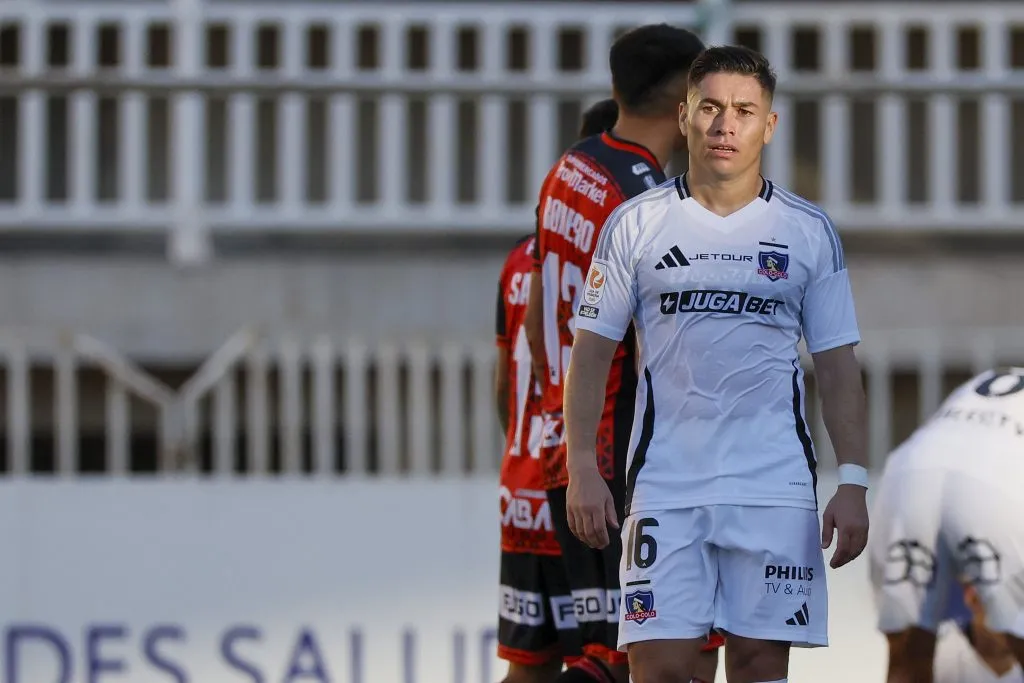 Óscar Opazo es apuntado en la derrota de Colo Colo ante Audax Italiano. Foto: Andres Pina/Aton Chile