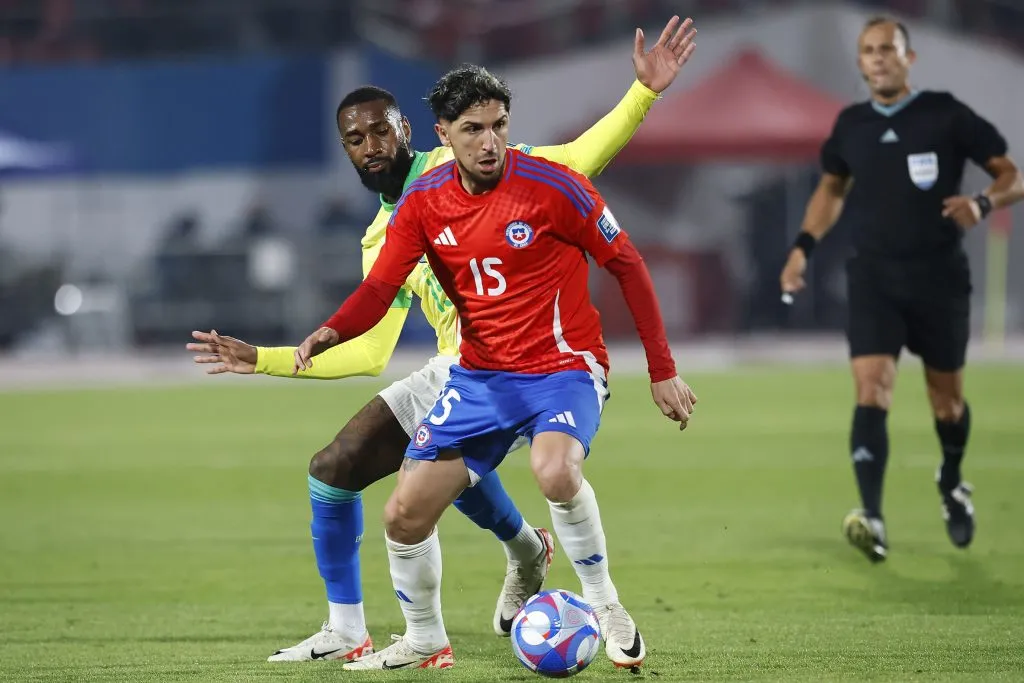 Diego Valdés en acción ante la selección de Brasil. (Pepe Alvujar/Photosport).