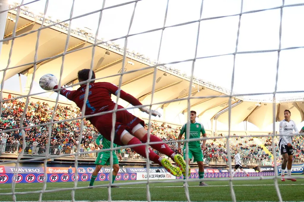 El cabezazo que Ahumada sacó para que Audax venciera a Colo Colo. | Foto: Photosport. 