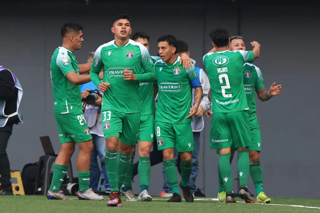 Marco Collao celebra el golazo de Leo Valencia ante los albos. (Felipe Zanca/Photosport).