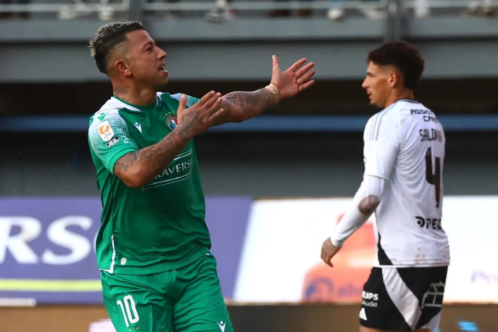 Leonardo Valencia celebra y de fondo, Alan Saldivia se lamenta. (Jonnathan Oyarzun/Photosport).