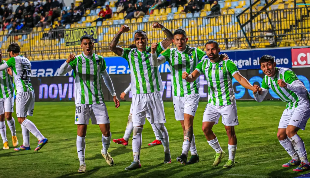 Joaquín Muñoz, el “40”, celebra el gol de Alan Robledo que le dio el triunfo al Capo de Provincia. (Foto: O’Higgins).
