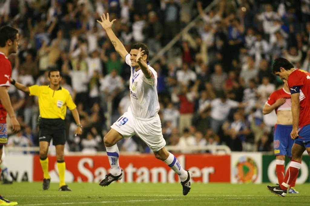 Fernando Ortiz celebra un gol que le anotó a Universidad Católica en aquella remontada de la UC ante Vélez en Argentina. (PHOTOGAMMA/PHOTOSPORT).