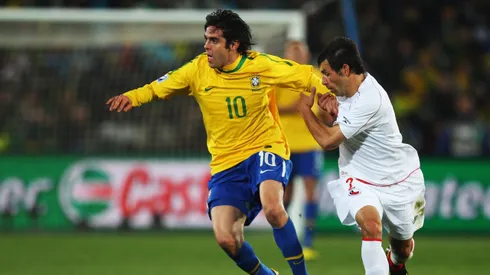 Ismael Fuentes marcando a Kaká en Sudáfrica 2010.