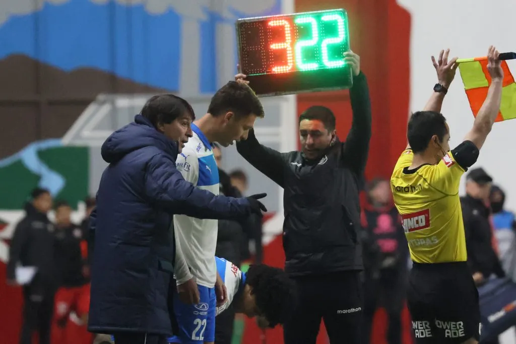 Daniel Garnero le da indicaciones a Alfred Canales, quien reemplazó a Eugenio Mena. (Dragomir Yankovic/Photosport).