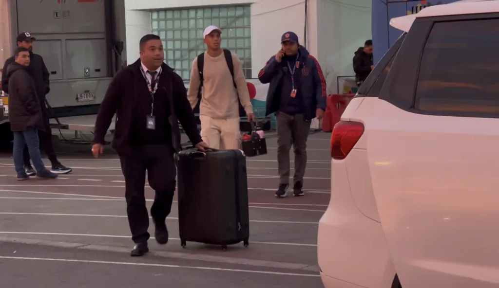 Rodrigo Contreras partió del Estadio Nacional al aeropuerto. Foto: Siempre pasa algo.