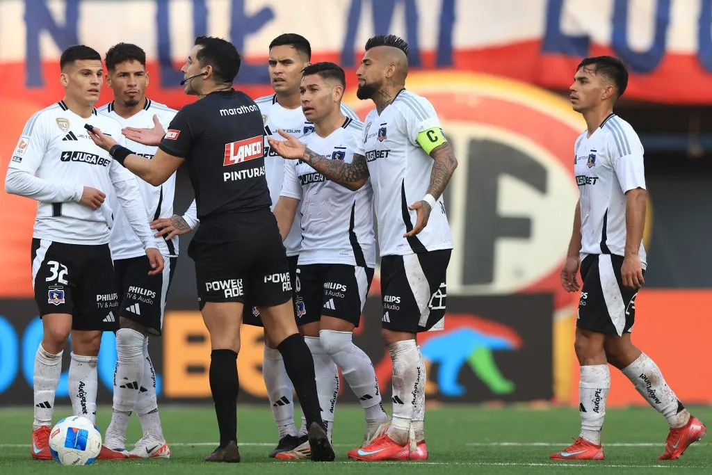 Arturo Vidal le pasó la jineta de capitán en Colo Colo a Vicente Pizarro tras ser expulsado. | Foto: Photosport.