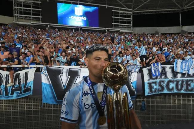 Maxi Salas festeja la Recopa Sudamericana. (Wagner Meier/Getty Images).