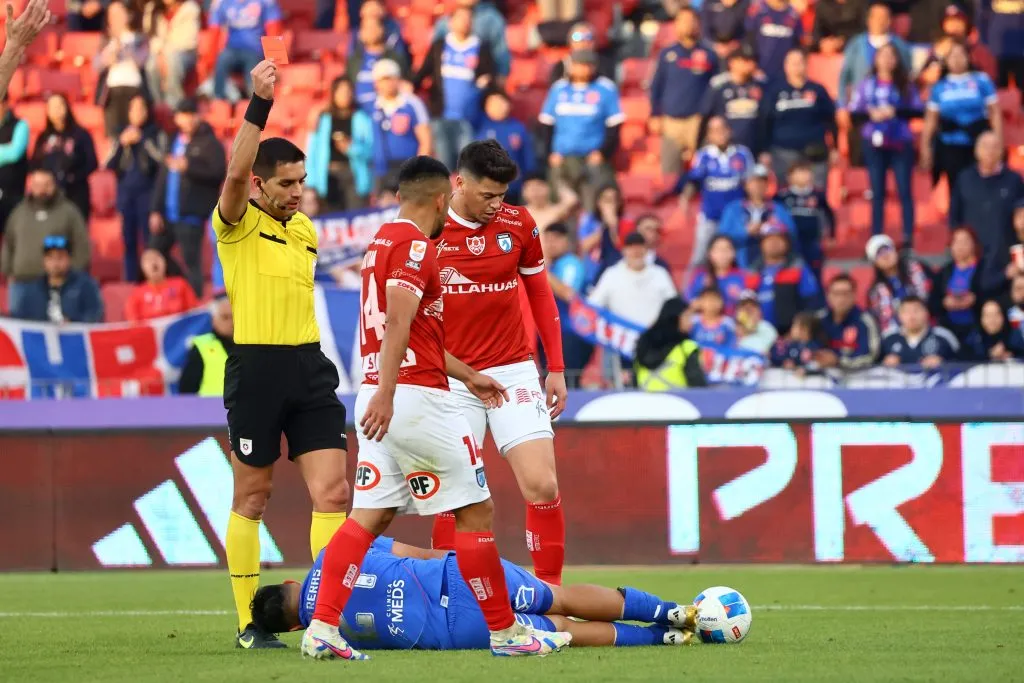 Rodrigo Contreras también quedó complicado con la infracción, pero igual fue expulsado. Foto: Jonnathan Oyarzun/Photosport