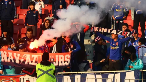 Informe arbitral detalla incidentes de hinchas de la U ante Iquique.