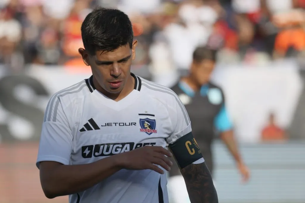 Esteban Pavez perdió su lugar en el equipo de titular de Colo Colo, y con esto, la jineta de capitán en este 2025. | Foto: Photosport.