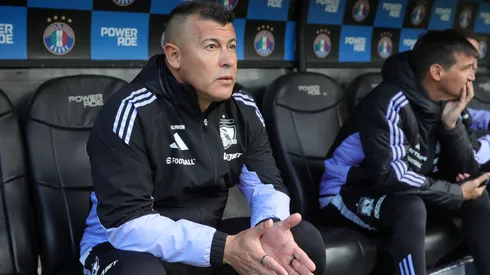 Jorge Almirón tiene contrato con Colo Colo hasta diciembre de 2026.