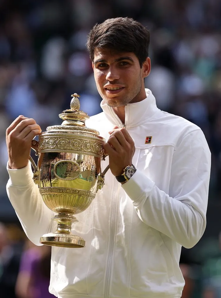 Carlos Alcaraz con el trofeo de Wimbledon 2024 (Getty Images).